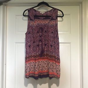 Sleeveless top with pretty print. Size L